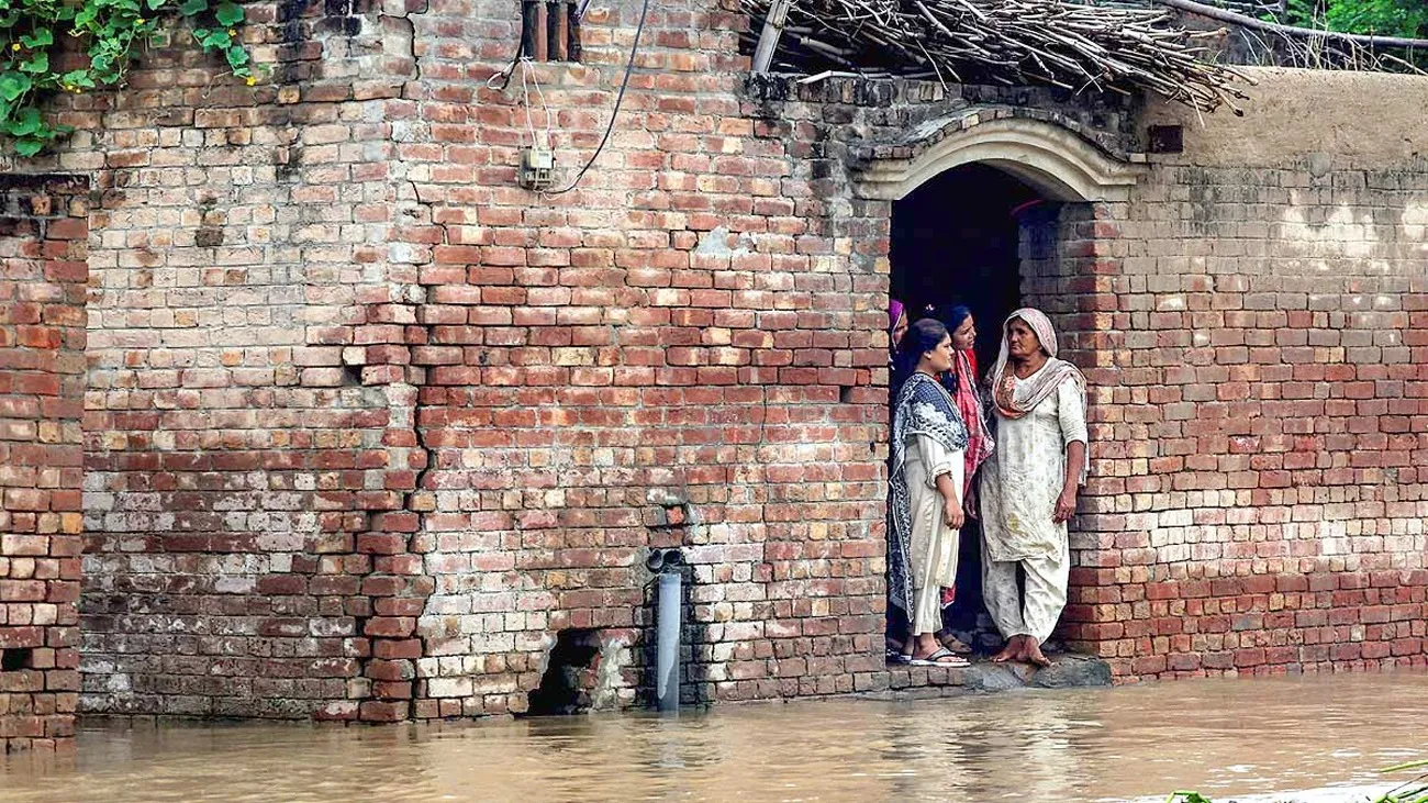 पाकिस्तान में भीषण बाढ़ — क्या सच में भारत है गुनहगार? 8 तस्वीरों में देखें तबाही का मंजर | यंग भारत न्यूज