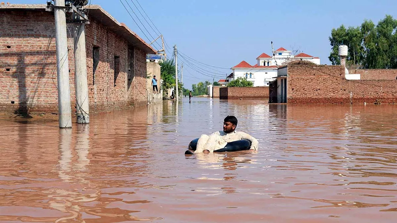 पाकिस्तान में भीषण बाढ़ — क्या सच में भारत है गुनहगार? 8 तस्वीरों में देखें तबाही का मंजर | यंग भारत न्यूज