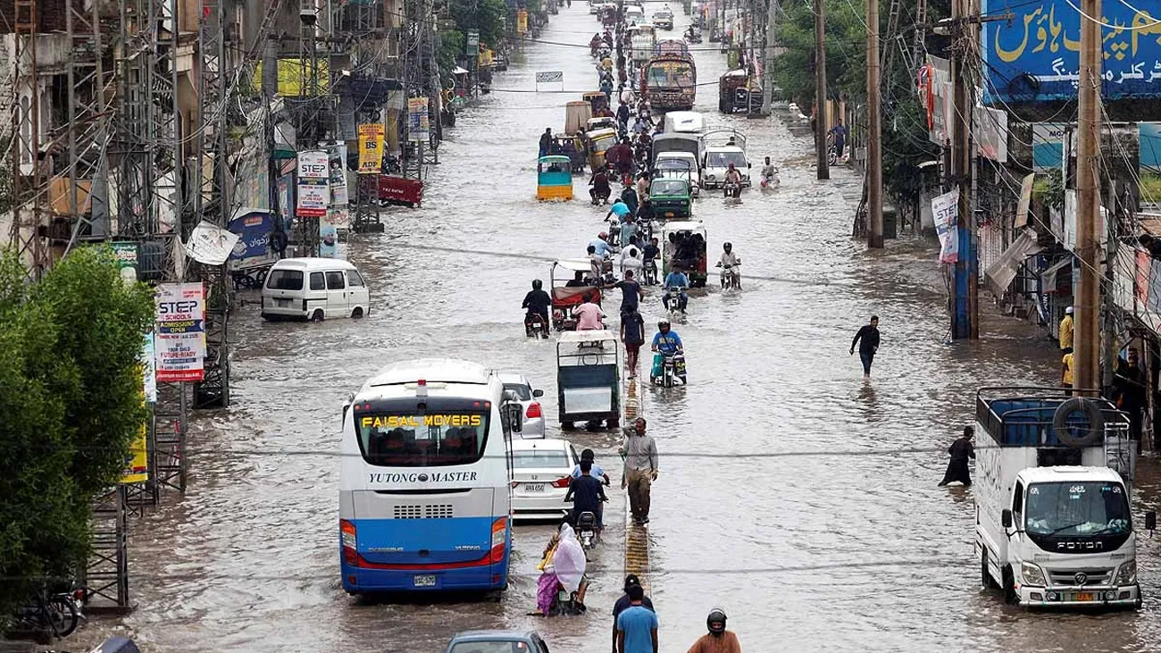 पाकिस्तान में भीषण बाढ़ — क्या सच में भारत है गुनहगार? 8 तस्वीरों में देखें तबाही का मंजर | यंग भारत न्यूज
