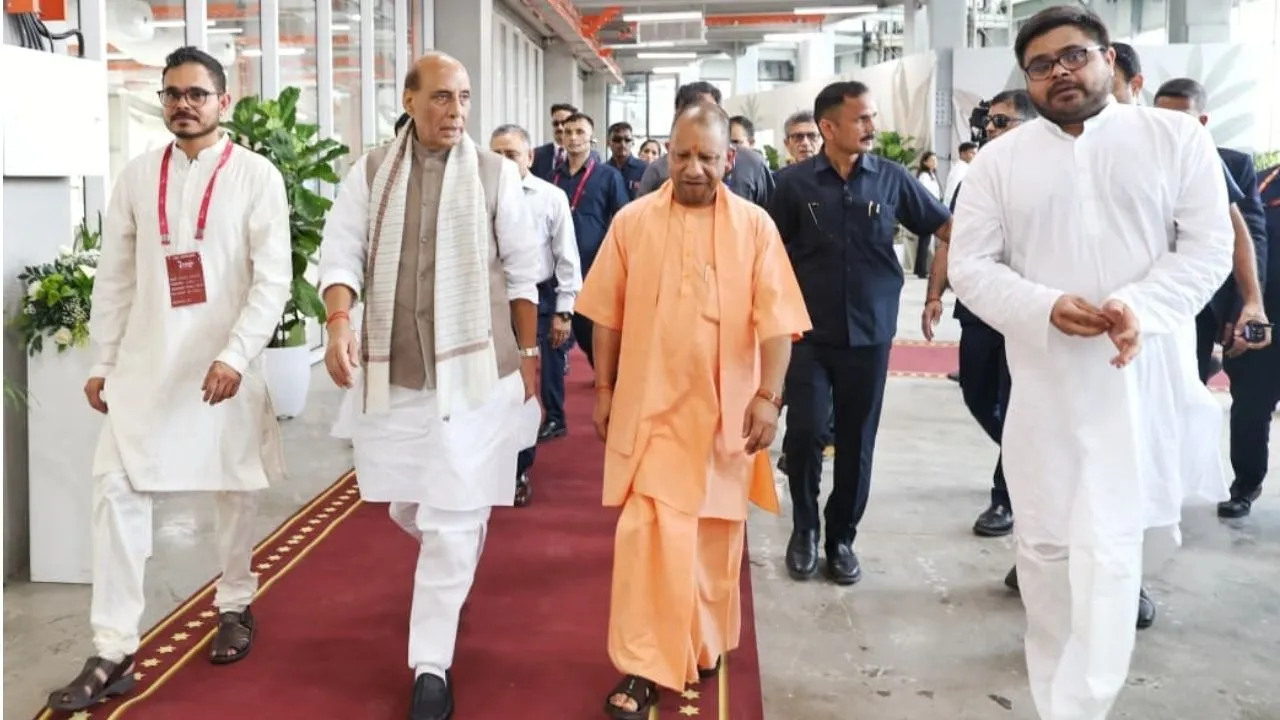 CM Yogi and Defence Minister Rajnath Singh (1)