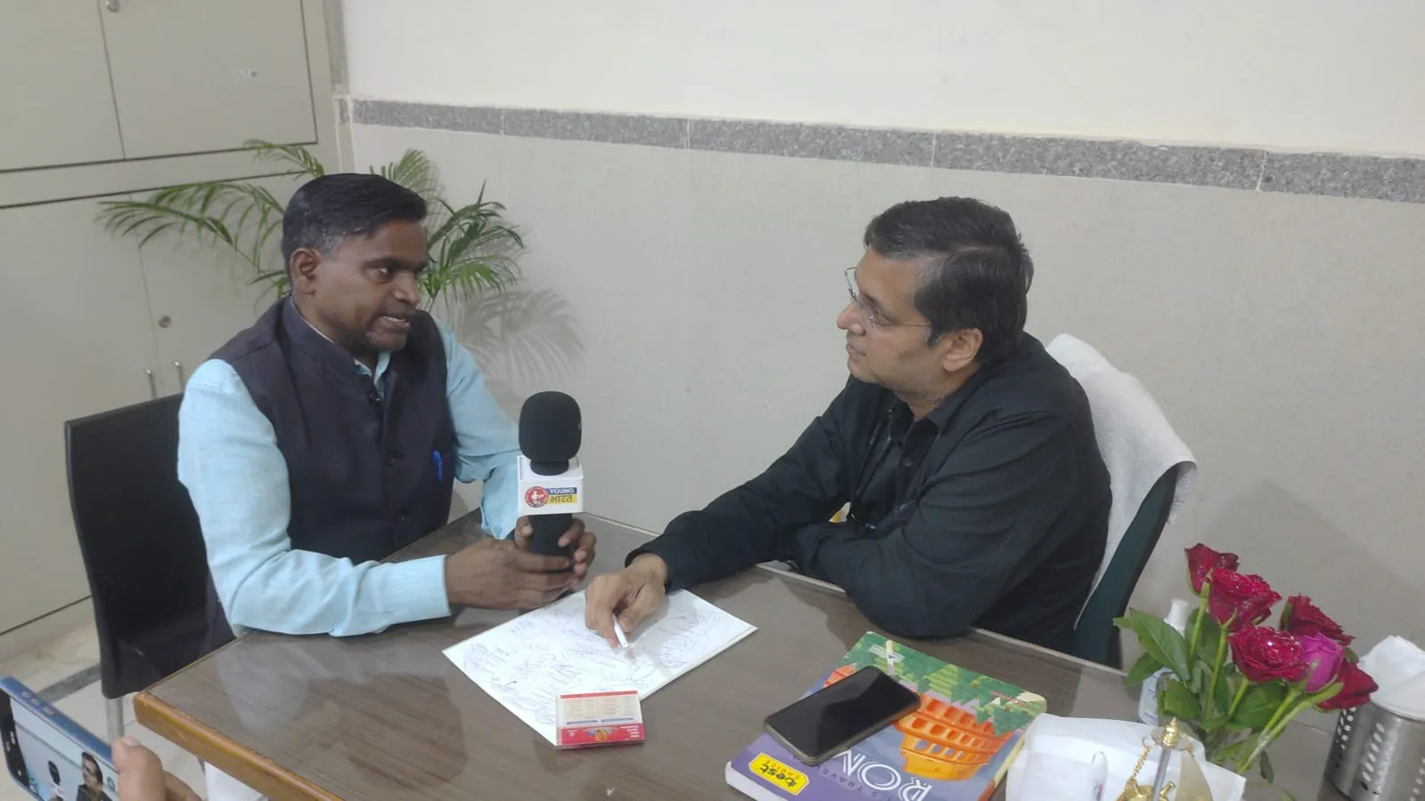 बाल ह्रदयरोग विशेषज्ञ डा वरूण तिवारी से बातचीत करते यंग भारत न्यूज के स्थानीय संपादक नरेंद्र यादव