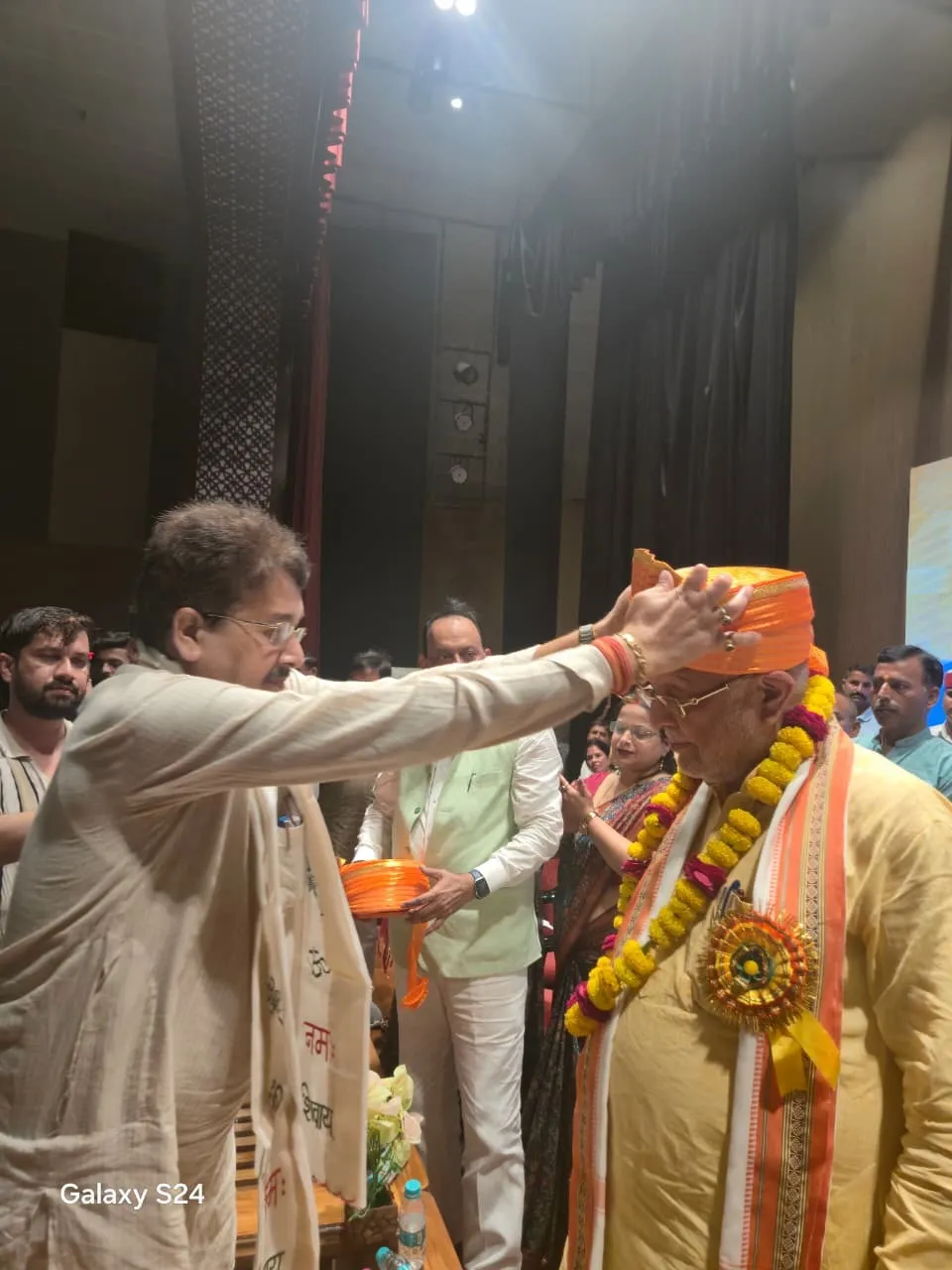 भाजपा के पिछडा वर्ग सम्मेलन में वित्तमंत्री सुरेश खन्ना को पगडी पहनाकर सम्मानित करते पूर्व जिला पंचायत अध्यक्ष वीरेंद्र पाल सिंह यादव
