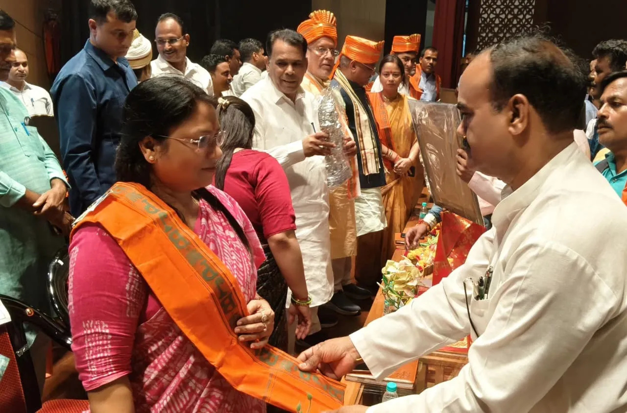 महापौर अर्चना वर्मा का पटका पहनाकर स्वागत करते मोर्चा पदाधिकारी संजीव राठौर