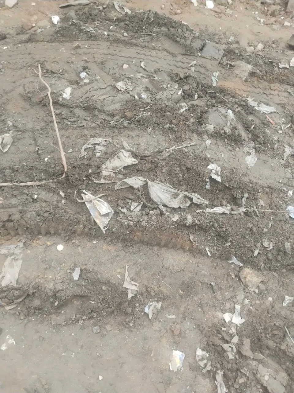 ठेकेदार की लेबर ने सड़क की मिट्टी के नीचे दबाई नाली और सीवर की गंदगी