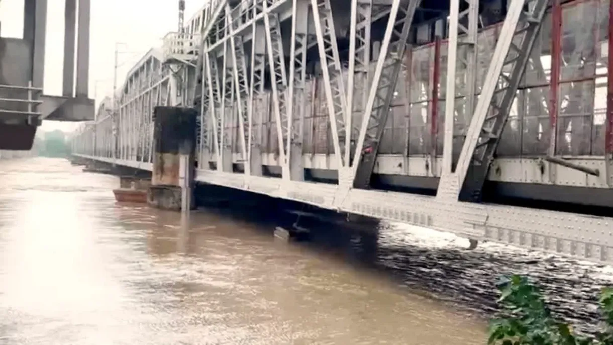 Delhi old iron bridge closed