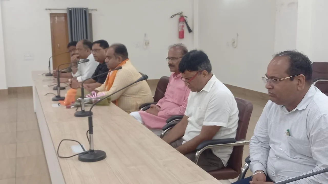 सर्किट हाउस में आयुष विभाग के अधिकारियों की मीटिंग लिए हुए केंद्रीय आयुष मंत्रालय में हिंदी कमेटी के सदस्य दक्ष शर्मा पाराशर