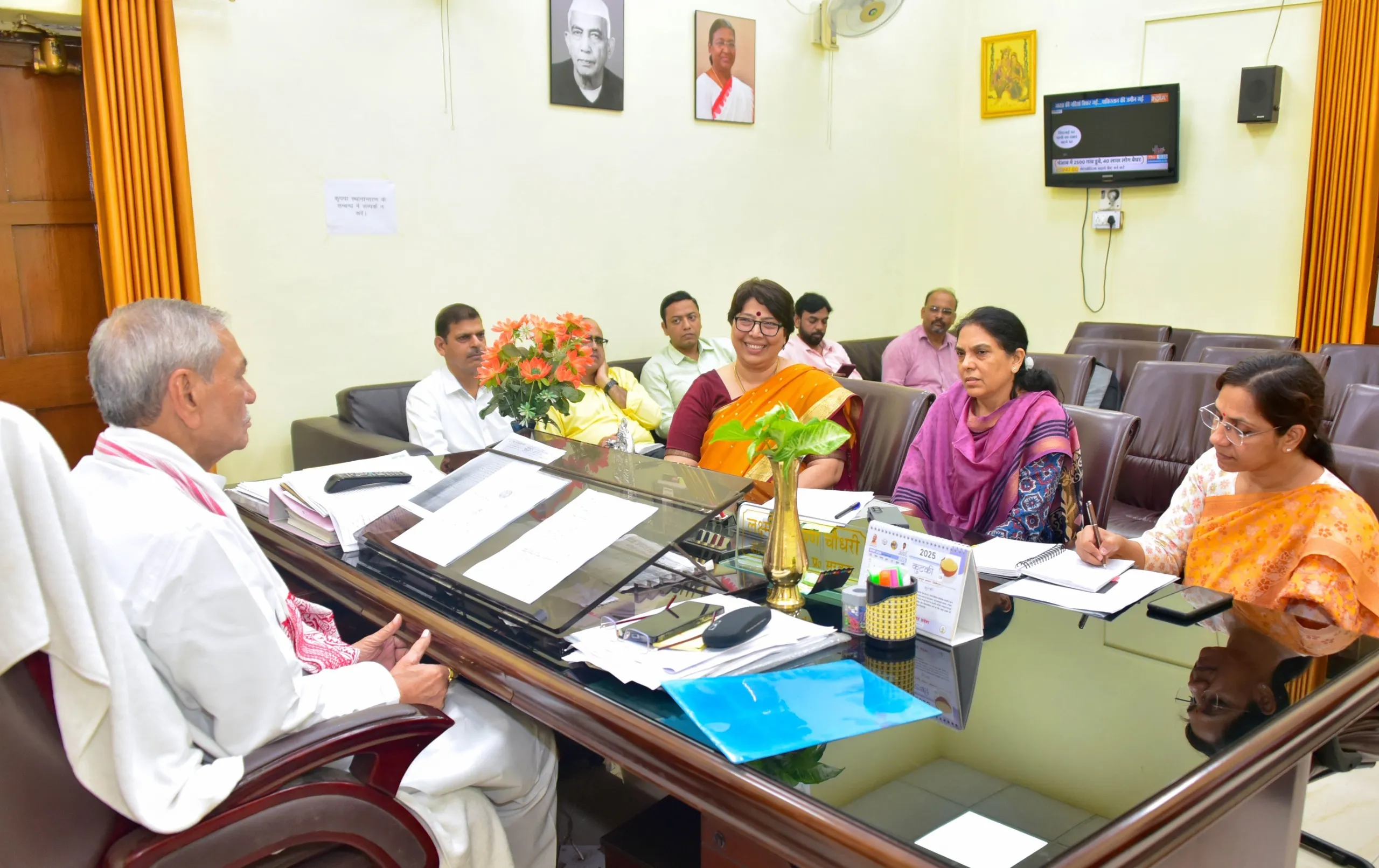 अपर मुख्य सचिव व गन्ना आयुक्त समेत अधिकारियेां के साथ बैठक करते गन्ना मंत्री