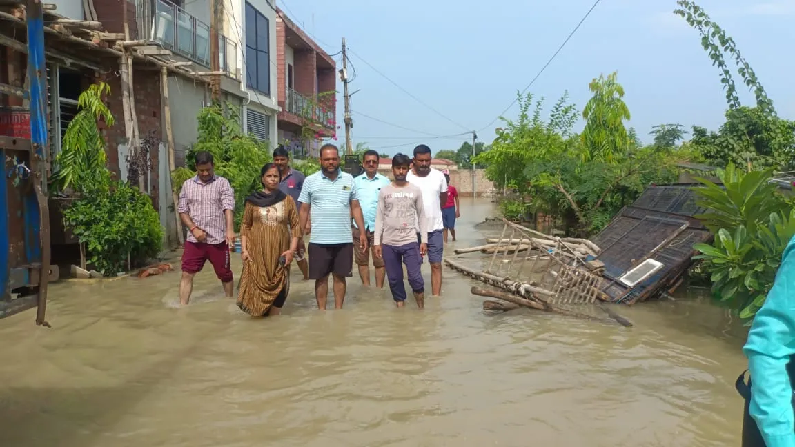 साउथ सिटी में बाढ के बीच से निकलते लोग