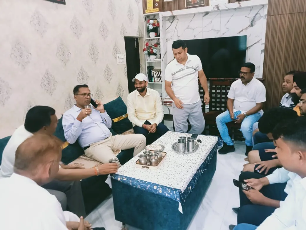 पार्षद के आवास पर अधिकारियों को आवश्यक दिशा निर्देश देते डीएम धर्मेंद्र प्रताप सिंह