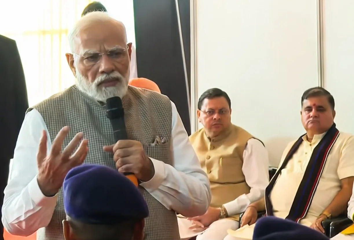 Pm modi Intract Officers