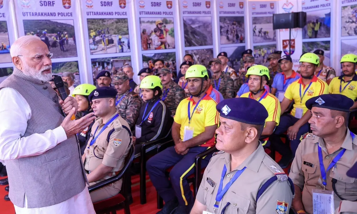 Pm modi Intract Officers02