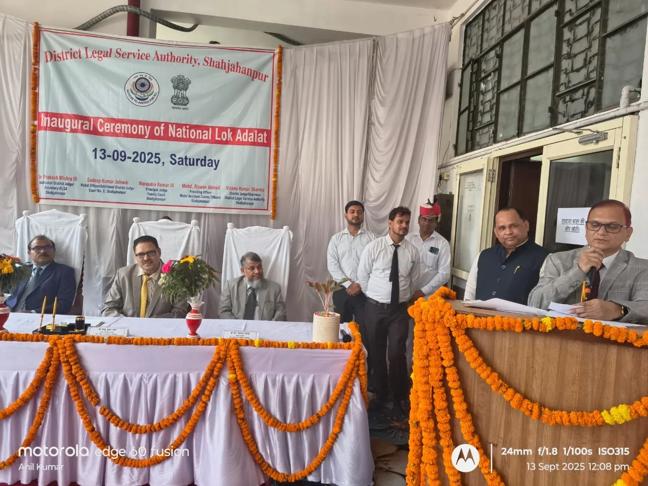 राष्ट्रीय लोक अदालत के दौरान मंचासीन जनपद न्यायाधीश विष्णु कुमार शर्मा तथा संबोधित करते वक्ता