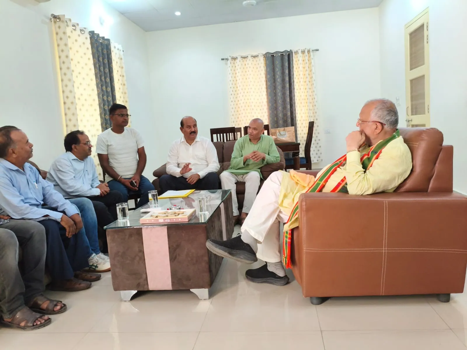 साउथ सिटी में बाढ व जल निकासी की समस्या से वित्त एवं संसदीय कार्य मंत्री को अवगत कराते साउथ सिटी कल्याण समिति अध्यक्ष सुदेश सिंह, साथ में राजीव गुप्ता व अन्य कालोनी वासी
