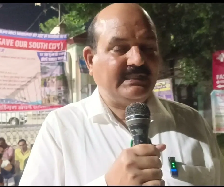 वित्तमंत्री से वार्ता के साथ साउथ सिटी में धरना समाप्ति की घोषणा करते सुदेश सिंह चौहान