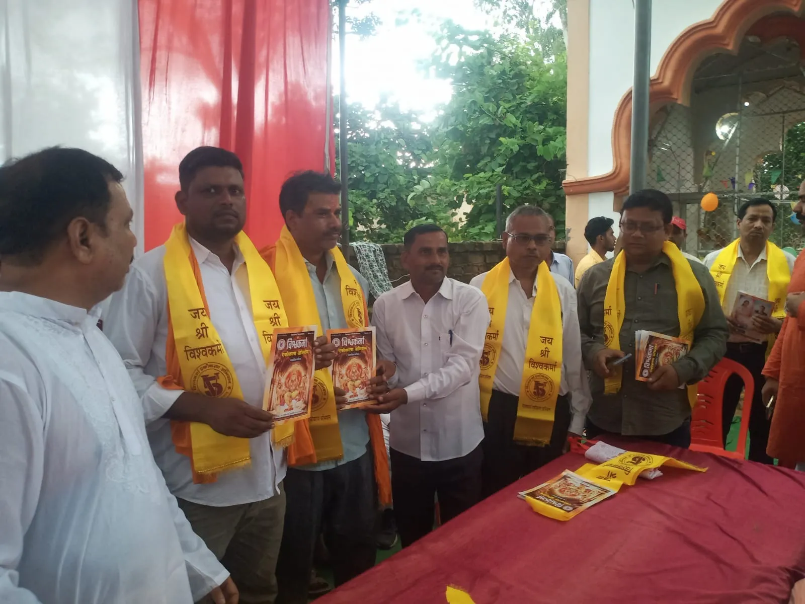 विश्वकर्मा जन्मोत्सव के अवसर पर कर्मयोगियों को सम्मानित करते ककुहास पांचाल सभा के पदाधिकारी