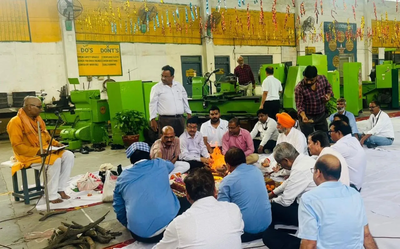 कृभको फर्टिलाइजर में देव शिल्पी भगवान विश्वकर्मा के जन्मोत्सव पर हवन पूजन करते यूनिट हेड विजय बांगर व यांत्रिक विभाग के कार्मिक