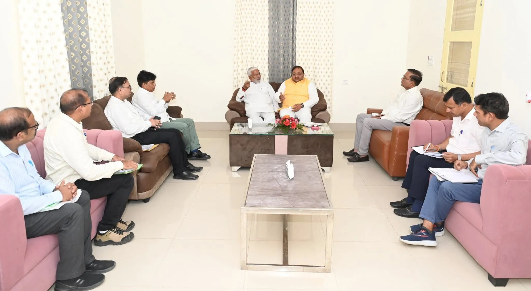 सिंचाई विभाग के निरीक्षण भवन में समीक्षा करते जल शक्ति मंत्री स्वतंत्रदेव सिंह, साथ में विधायक अरविंद सिंह