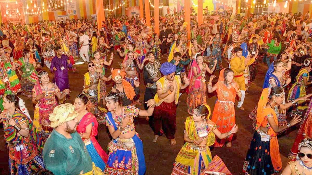 Maharashtra: गरबा में 'केवल हिंदुओं' का प्रवेश, VHP का फरमान! मंत्री बावनकुले क्या बोले? | यंग भारत न्यूज