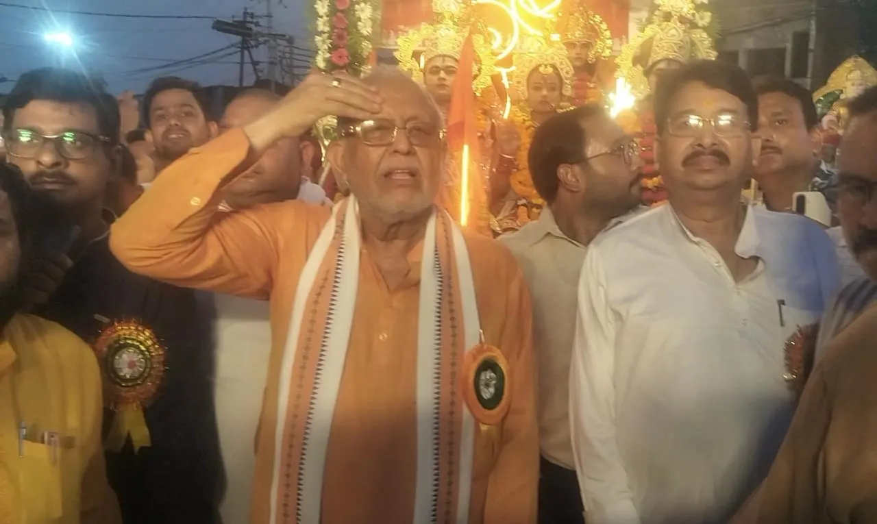 रामरथ खींचने के दौरान पसीना पोछते वित्तमंत्री सुरेश खन्ना