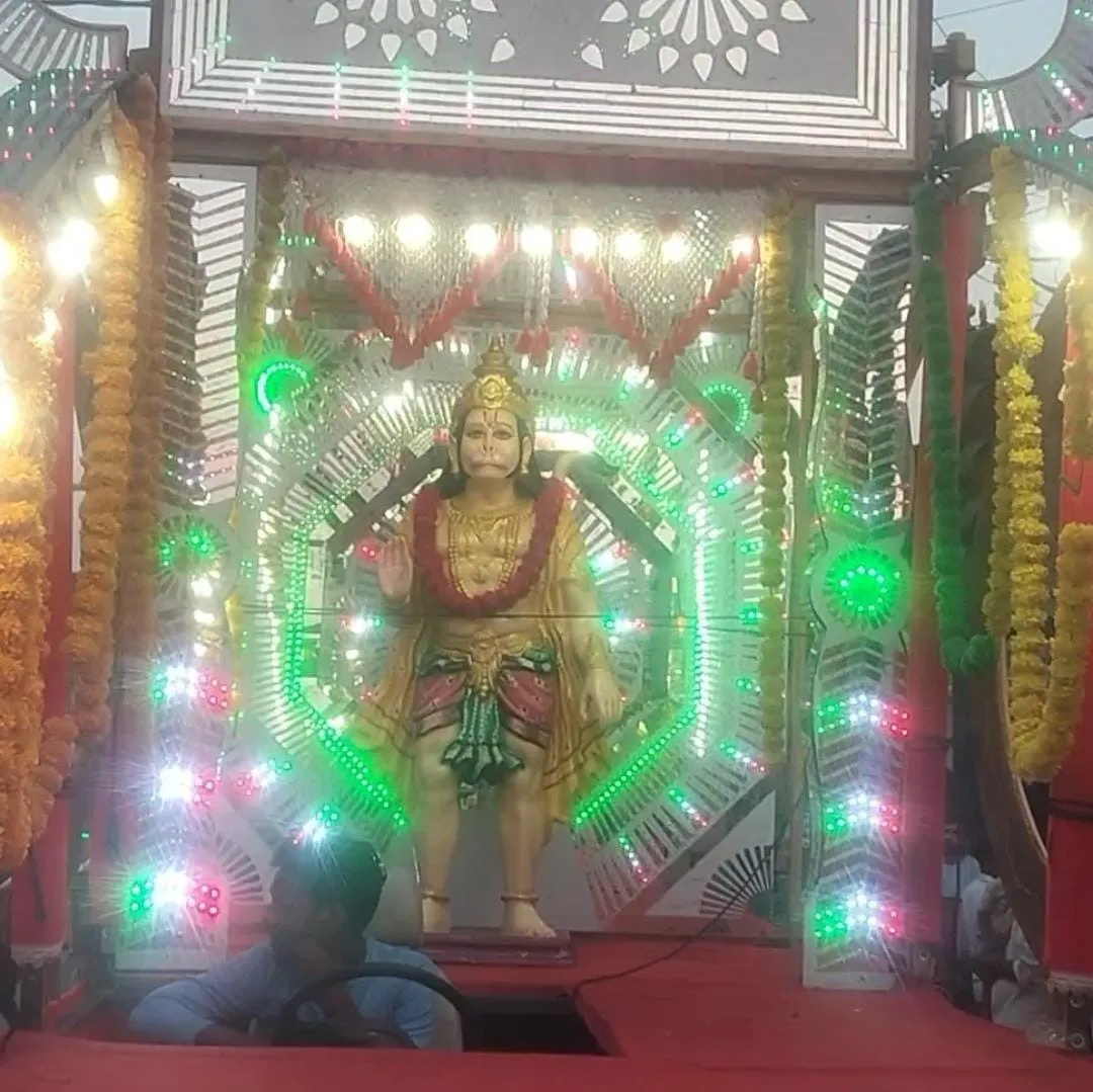 खिरनीबाग गणेश शोभायात्रा में शामिल रामभक्त हनुमान की झांकी
