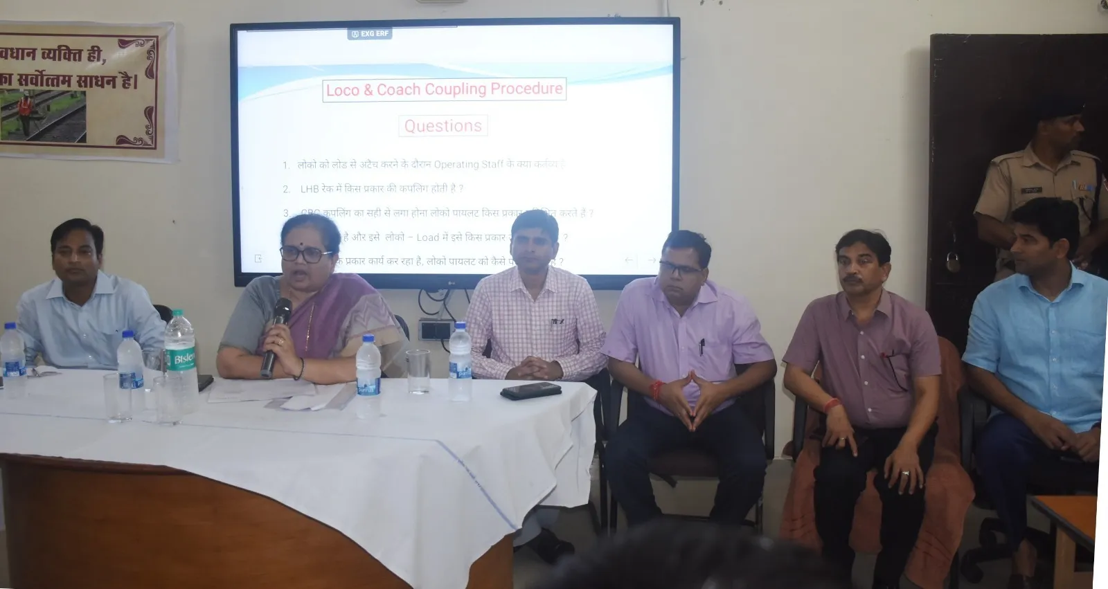 रेलवे सेमिनार में संरक्षा टिप्स देती मंडल रेल प्रबंधक वाणी सिन्हा