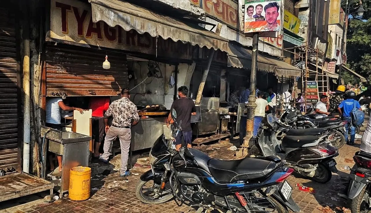 पथराव के बाद क्षतिग्रस्त दुकानें