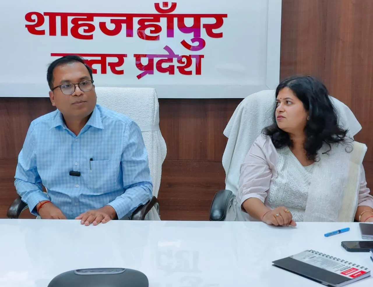 फेसबुक लाइव में शामिल डीएम धर्मेंद्र प्रताप सिंह व सीडीओ डा अपराजिता सिंह