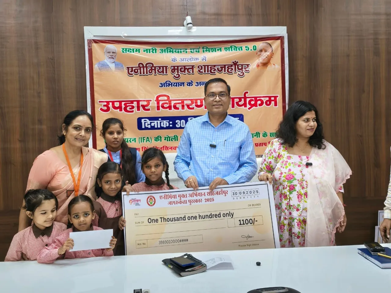 जनपद को एनीमिया मुक्त बनाने योगदान के लिए शिक्षक अमित शुक्ला व उनकी छात्राओं को सम्मानित करते डीएम, सीडीओ