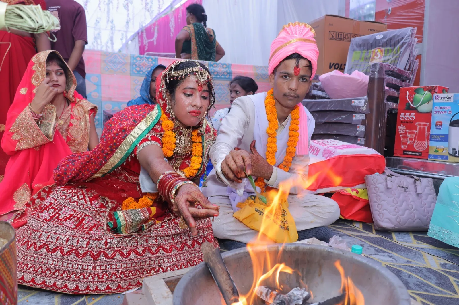 वृंदावन गार्डेन में आयोजित सामूहिक विवाह में यज्ञ को आहुति समर्पित करते नव युगल