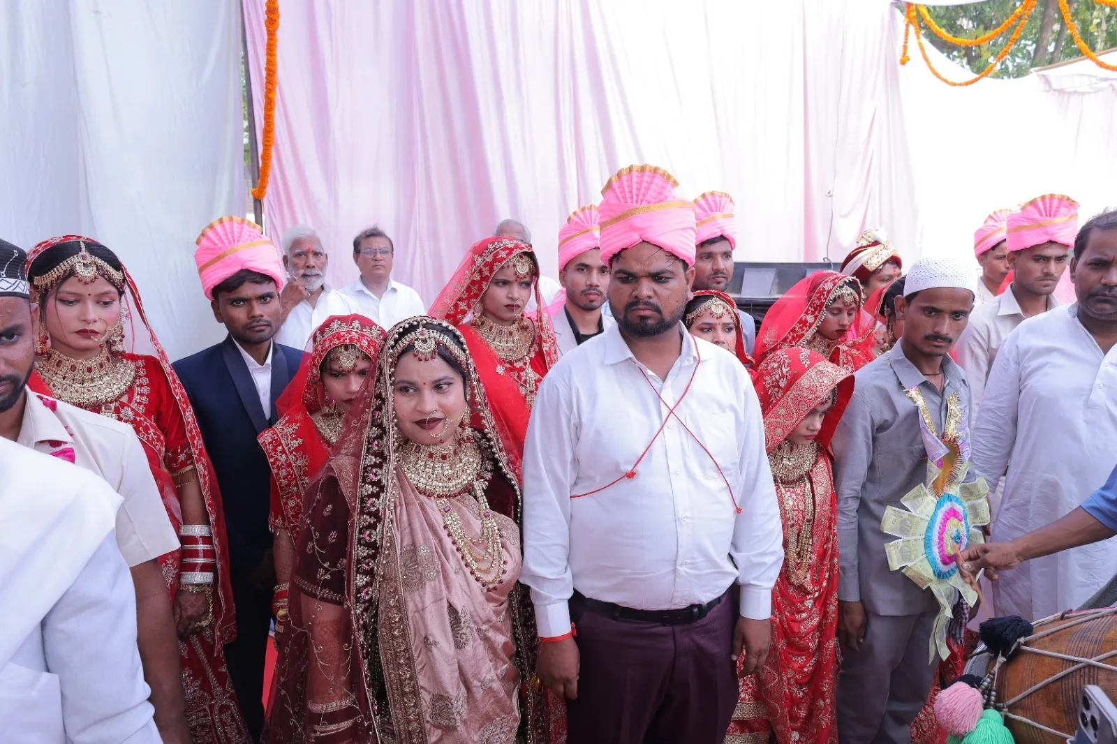 वृंदावन गार्डेन में आयोजित सामूहिक विवाह में वर वधू