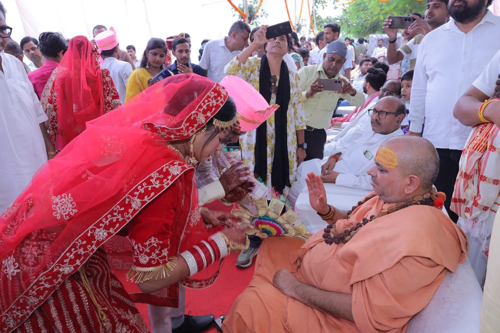 वृंदावन गार्डेन में आयोजित सामूहिक विवाह में पुरोहित व संत से आशीर्वाद लेते नव दंपत्ति  वर वधू