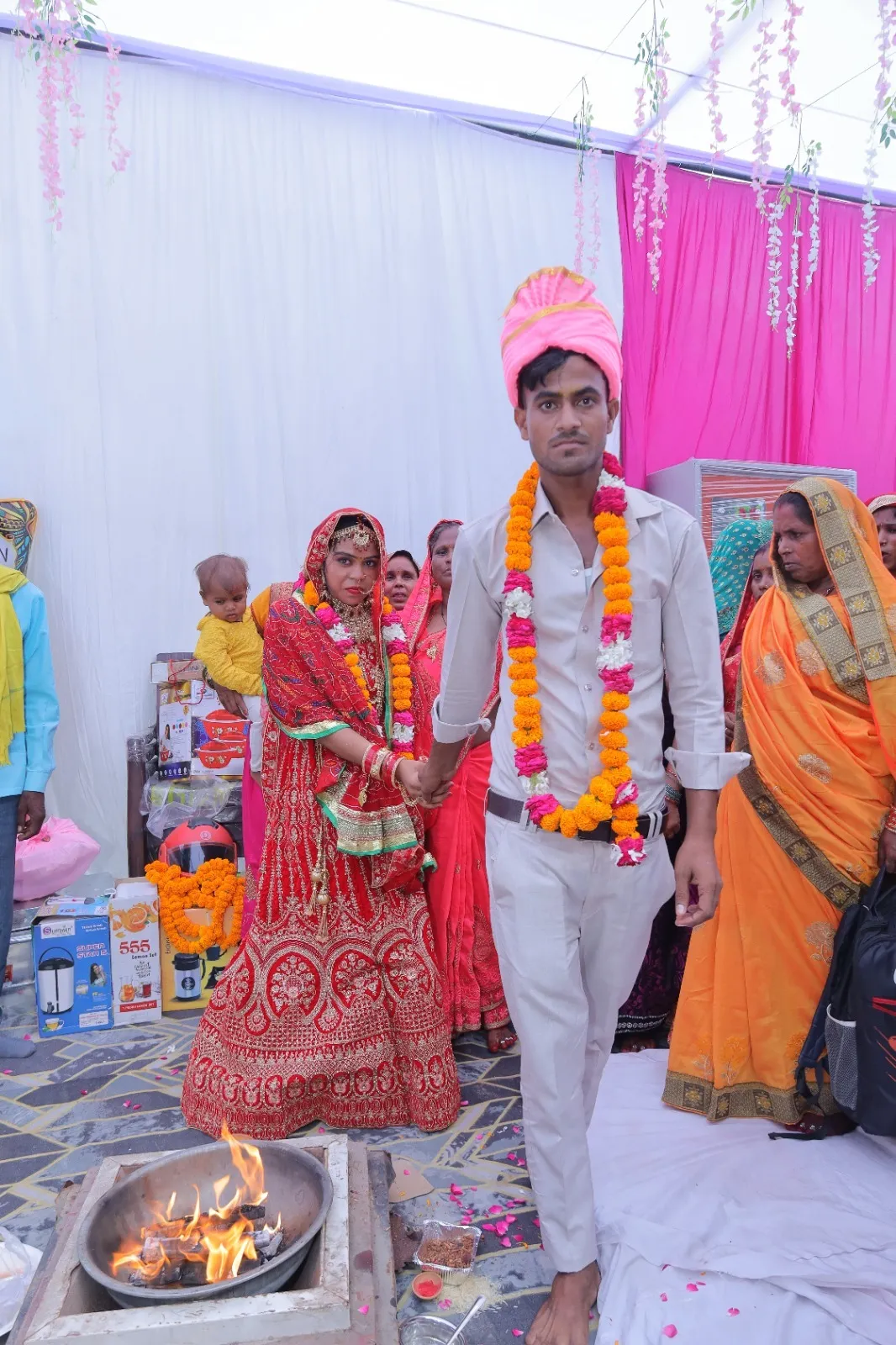 वृंदावन गार्डेन में आयोजित सामूहिक विवाह में अग्नि के फेरे लेते वर वधू