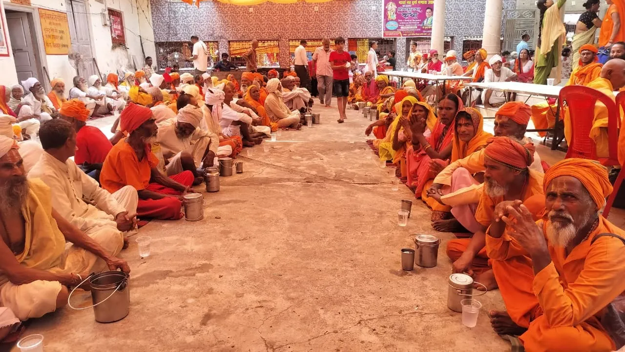नवरात्र के समापन पर दुर्गा मंदिर में आयोजित भंडारा में शामिल संत