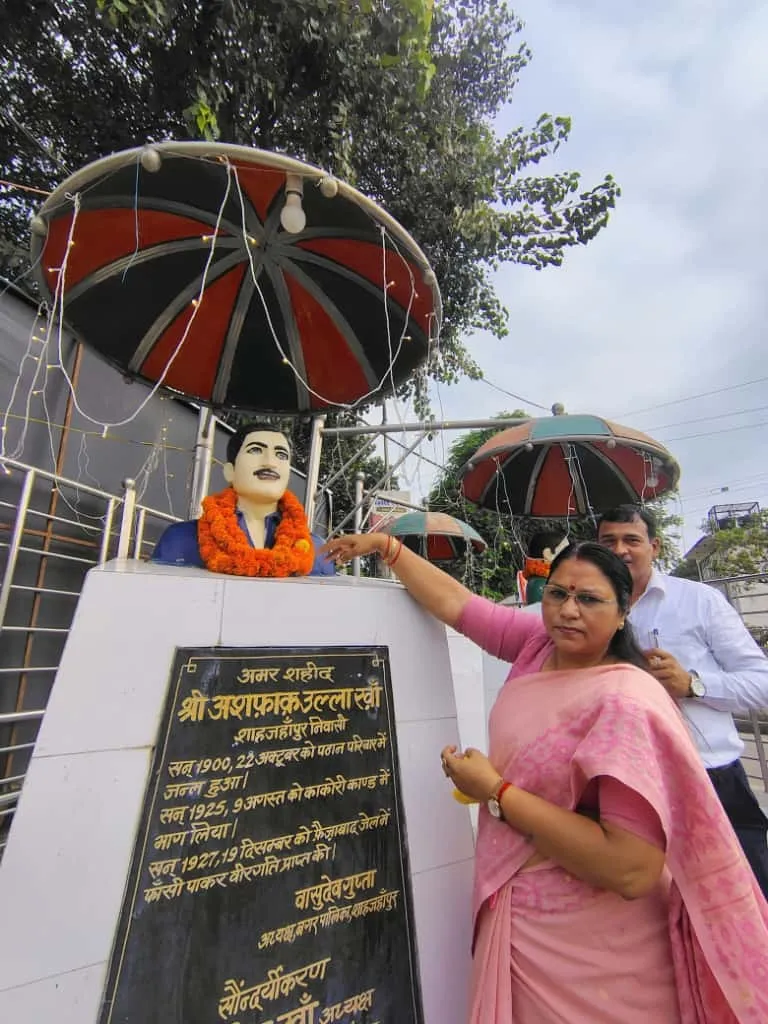 शहीद अशफाक उल्ला की मूर्ति पर माल्यार्पण करती महापौर अर्चना वर्मा साथ में नगर आयुक्त विपिन मिश्रा