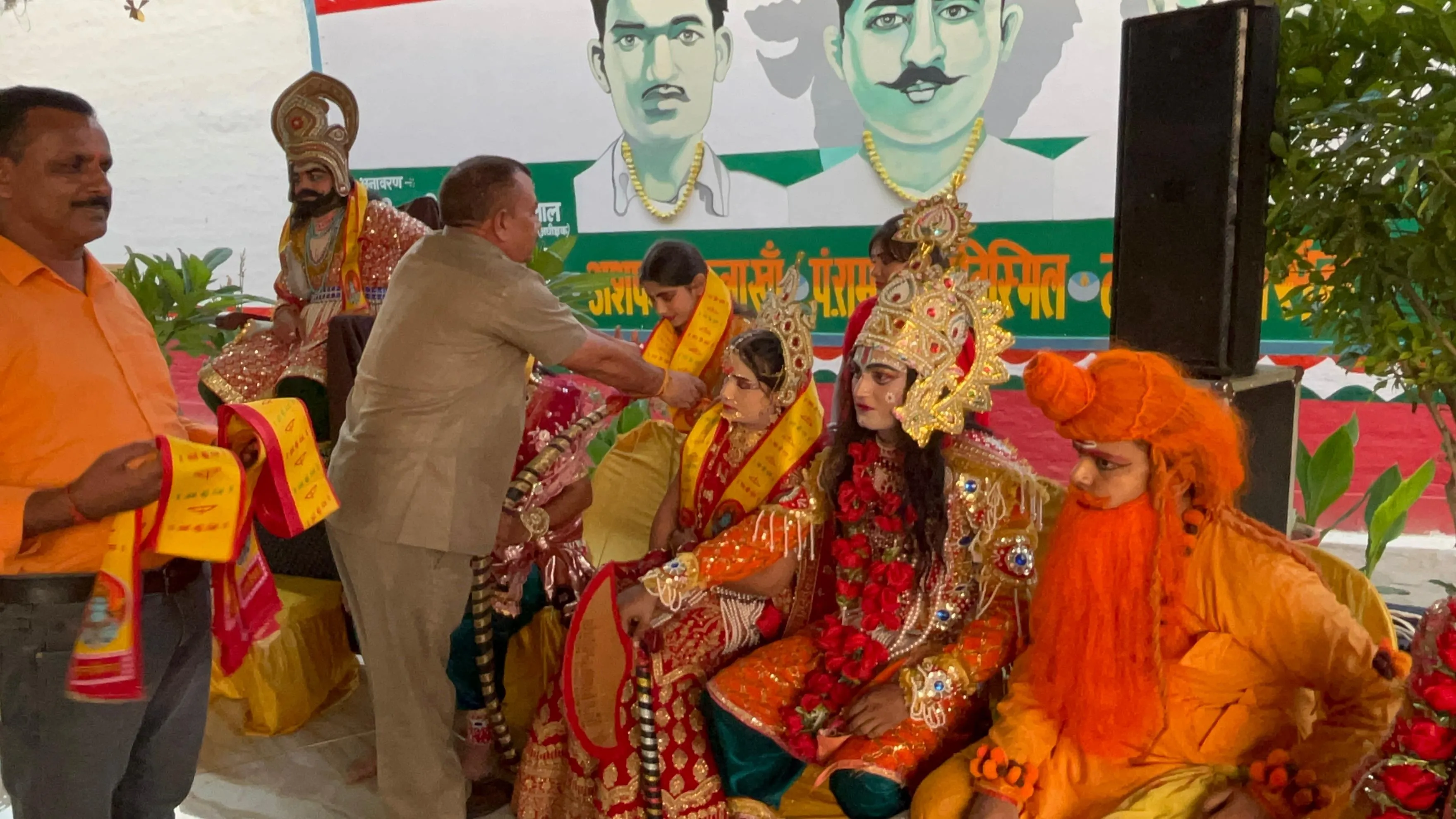 सीता स्वयंवर लीला के दौरान कलाकारों का अभिनंदन करते जेल अधीक्षक मिजाजी लाल यादव