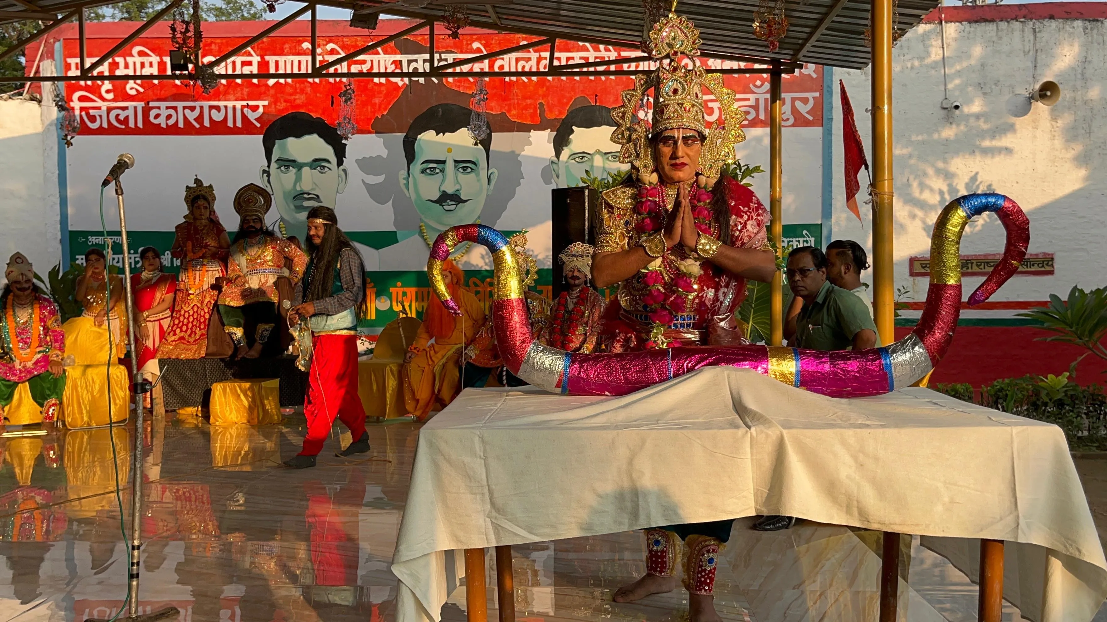 जेल में सीता स्वयंवर लीला के दौरान धनुष को प्रणाम करते प्रभु श्रीराम