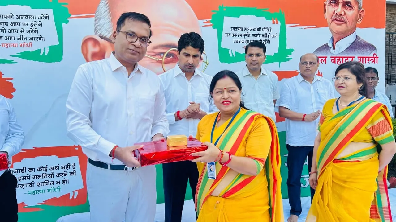 डीएम ने गांधी जी एवं लाल बहादुर शास्त्री जी के चित्र पर माल्यार्पण व पुष्प अर्पित कर नमन किया।