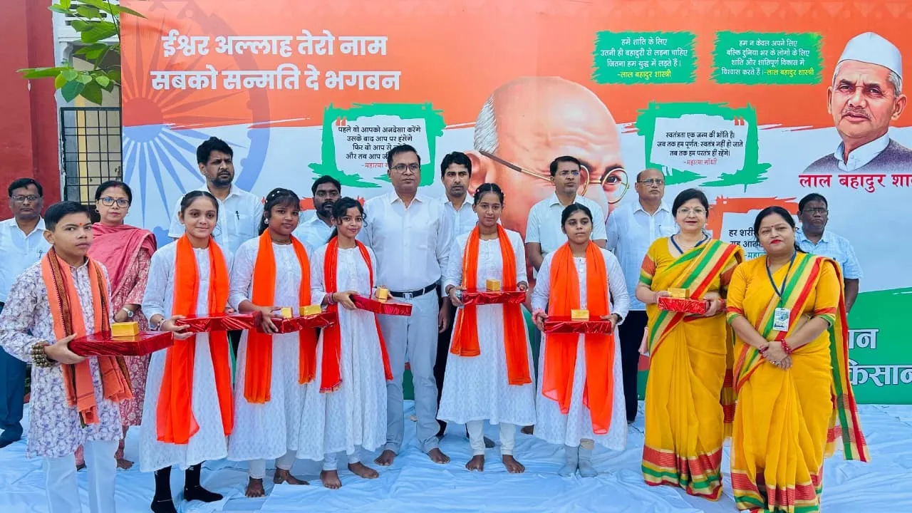 डीएम ने गांधी जी एवं लाल बहादुर शास्त्री जी के चित्र पर माल्यार्पण व पुष्प अर्पित कर नमन किया।