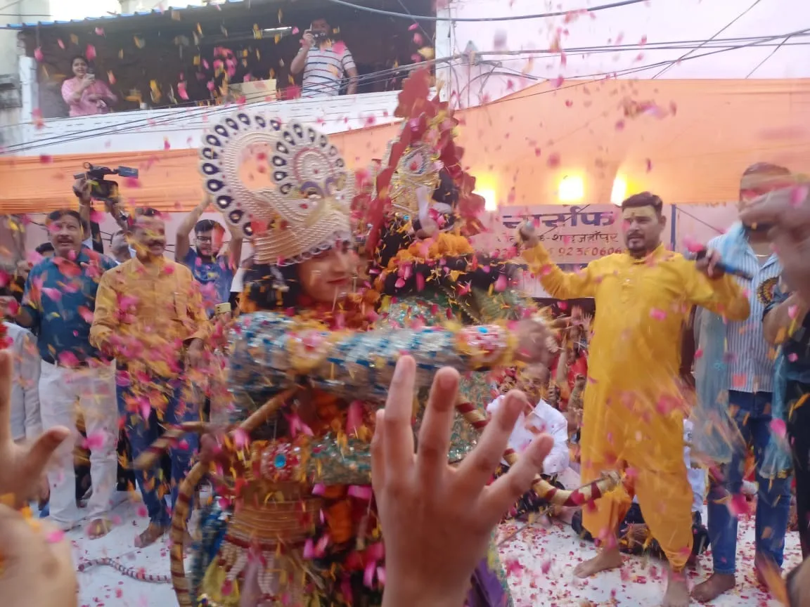 शाहजहांपुर पुष्पवर्षा से सराबोर राम भरत मिलाप की झांकी