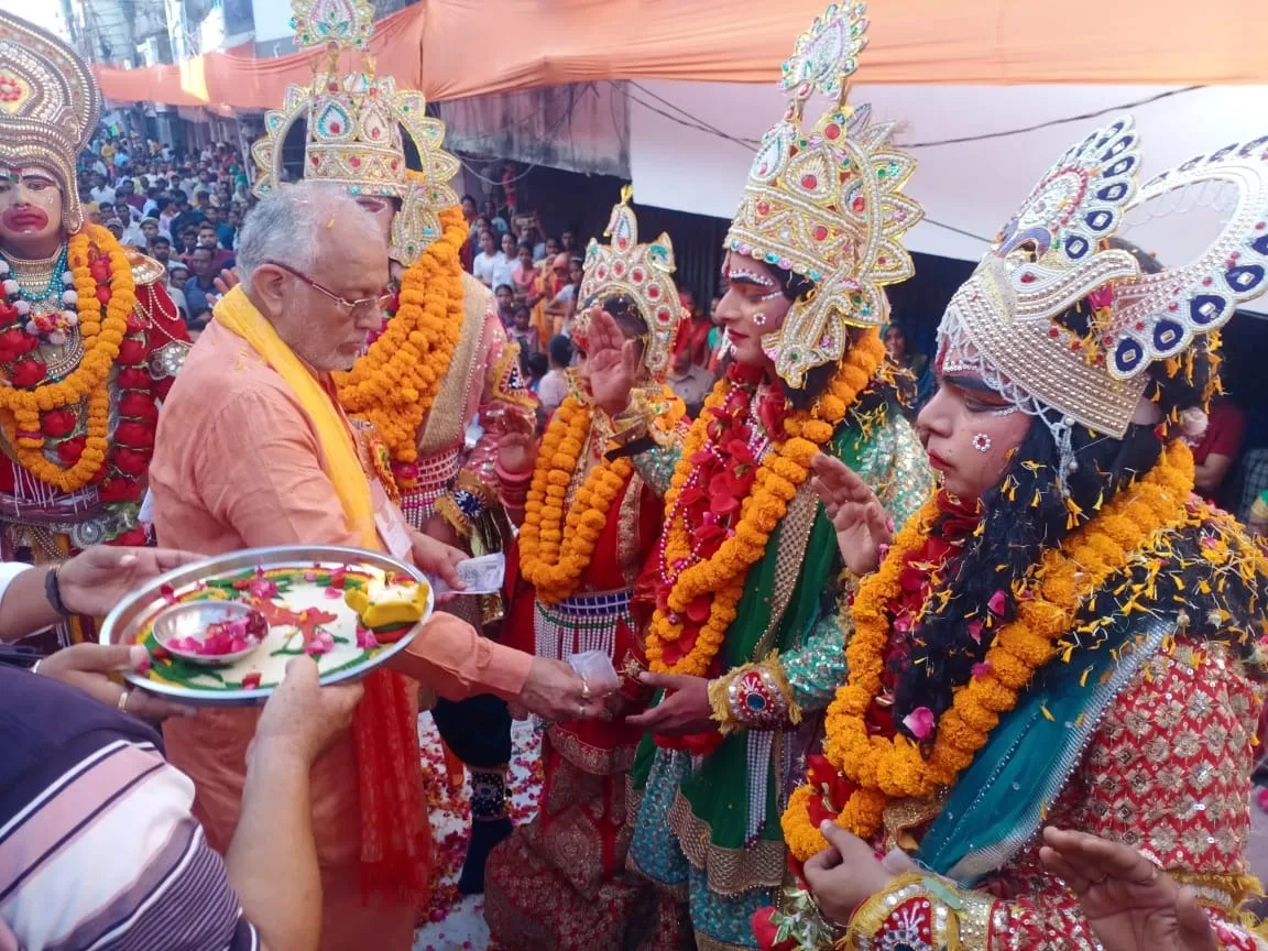 शाहजहांपुर में राम भरत मिलाप के दौरान पूजन देव स्वरूपों में सजे कलाकारों का अभिनंदन करते वित्तमंत्री सुरेश कुमार खन्ना