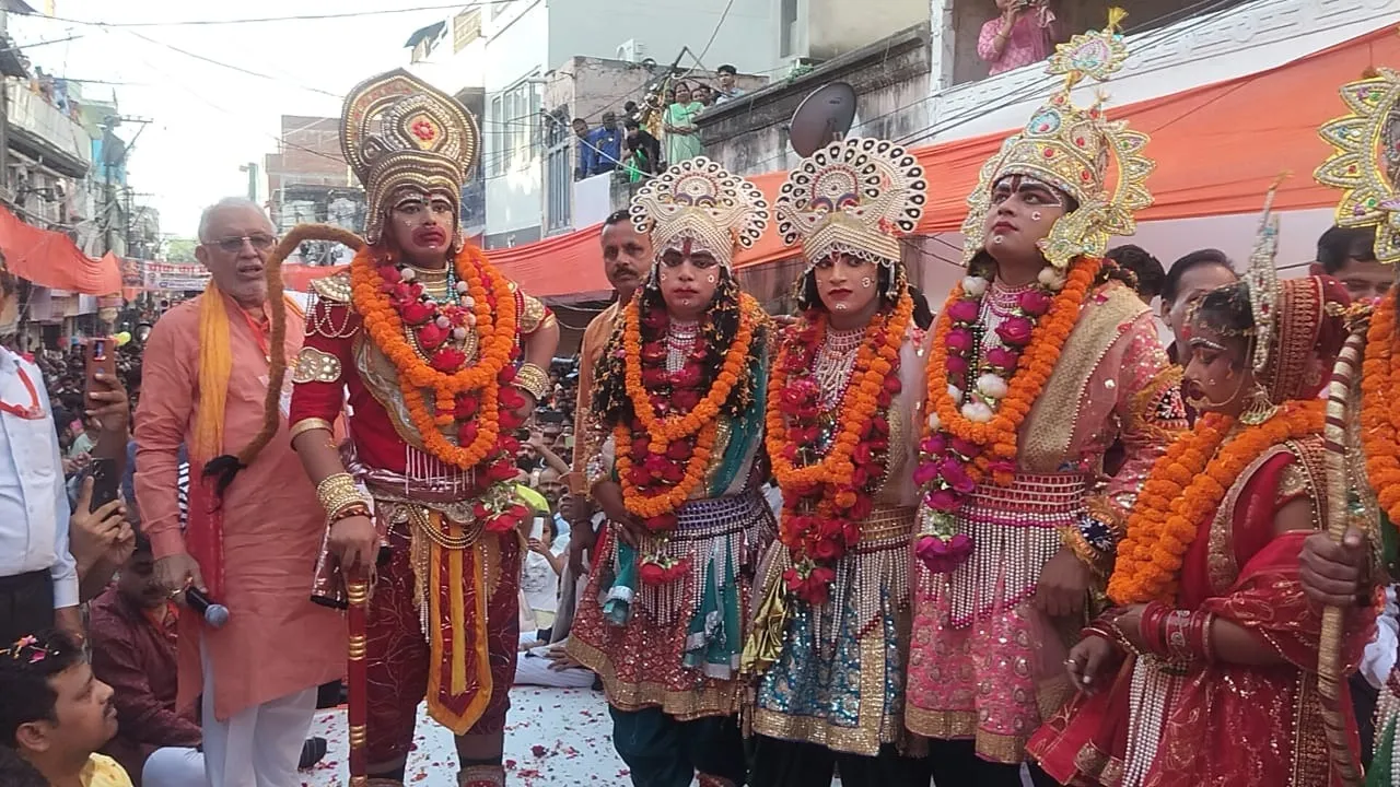 शाहजहांपुर में राम भरत मिलाप के बाद झांकियों के साथ वित्तमंत्री सुरेश कुमार खन्ना