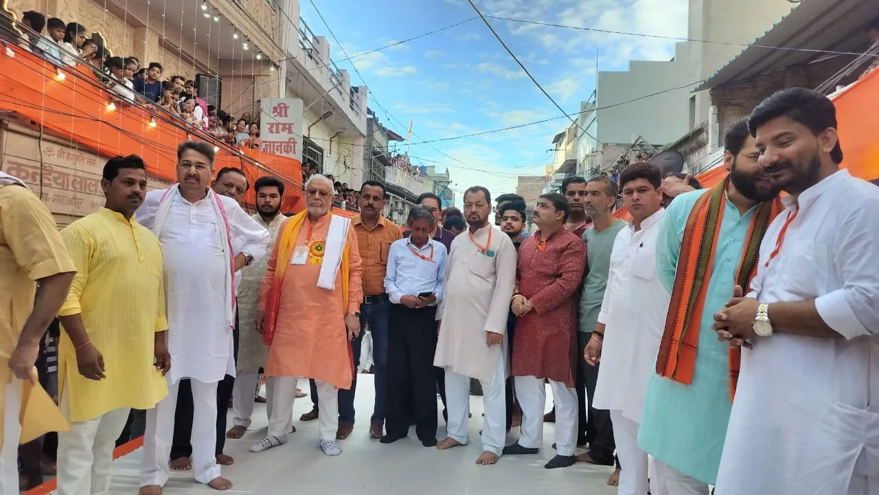 शाहजहांपुर में राम भरत मिलाप के दौरान मौजूद वित्तमंत्री सुरेश खन्ना, पूर्व जिला पंचायत अध्यक्ष वीरेंद्र पाल सिंह यादव, अजय प्रताप सिंह यादव, नरेंद्र गुरु, नीरज वाजपेयी, वैभव खन्ना, कपिल वर्मा आदि