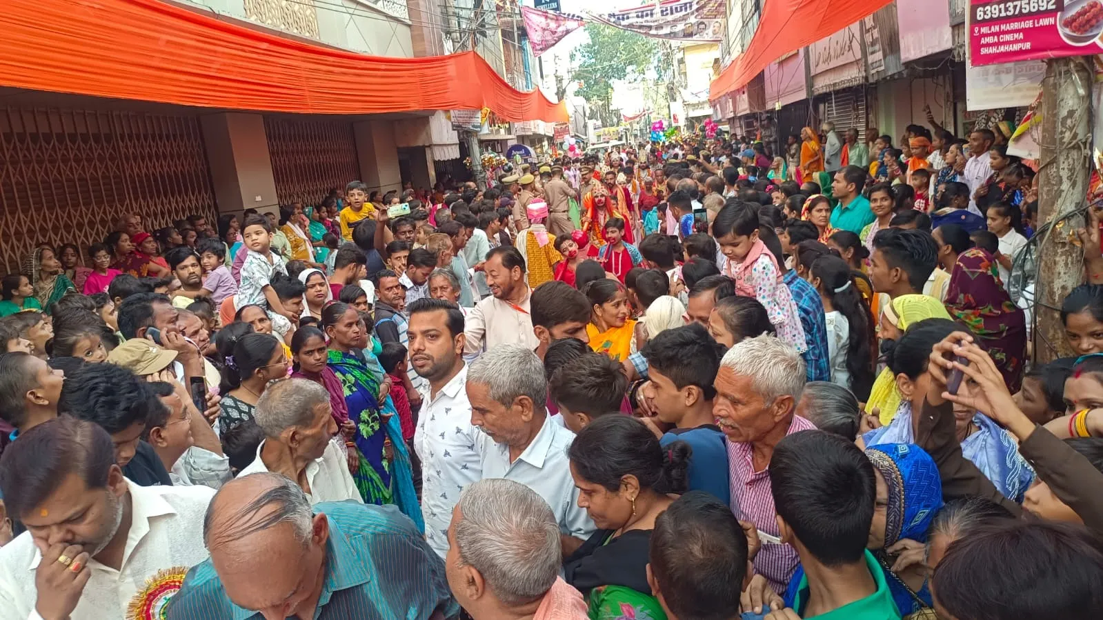 शाहजहांपुर में राम भरत मिलाप लीला मंचन को देखने के लिए उमडे श्रद्धालु