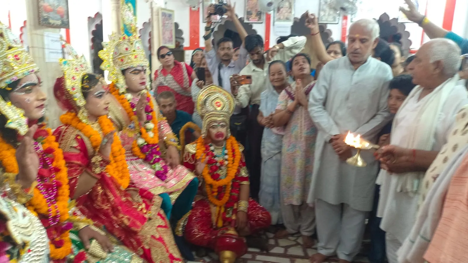 श्रीराम जानकी मंदिर में प्रभु श्रीराम समेत राम दरबार की आरती उतारते पुजारी
