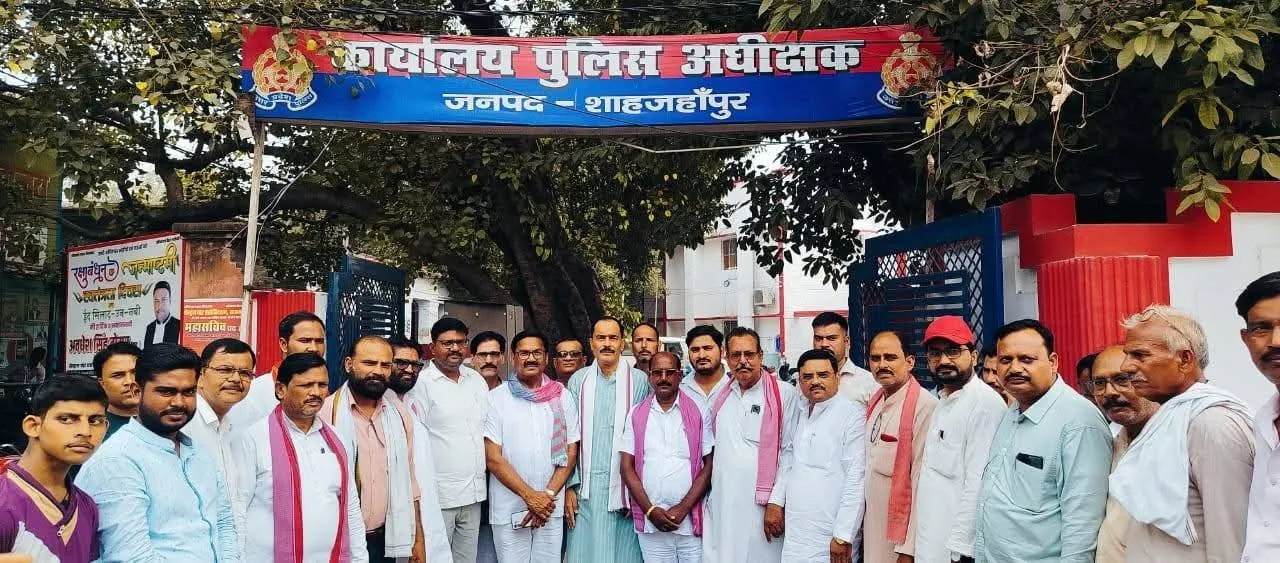 पुलिस अधीक्षक से मिलने के बाद शाहजहांपुर में एकजुटता दिखाते सपाई