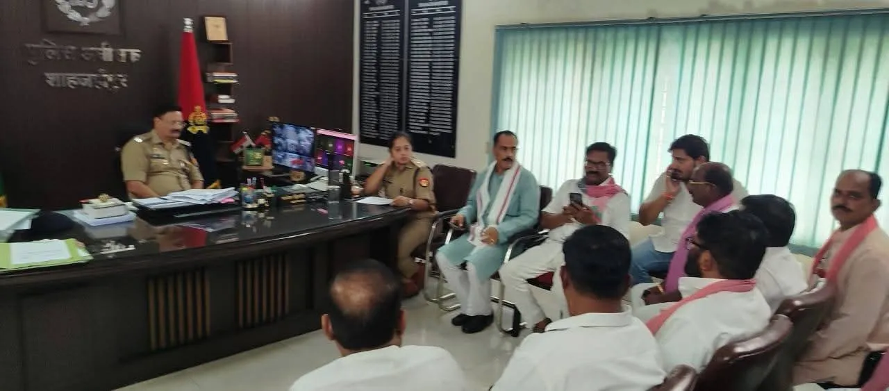 पुलिस अधीक्षक से भेंट करते सपाई