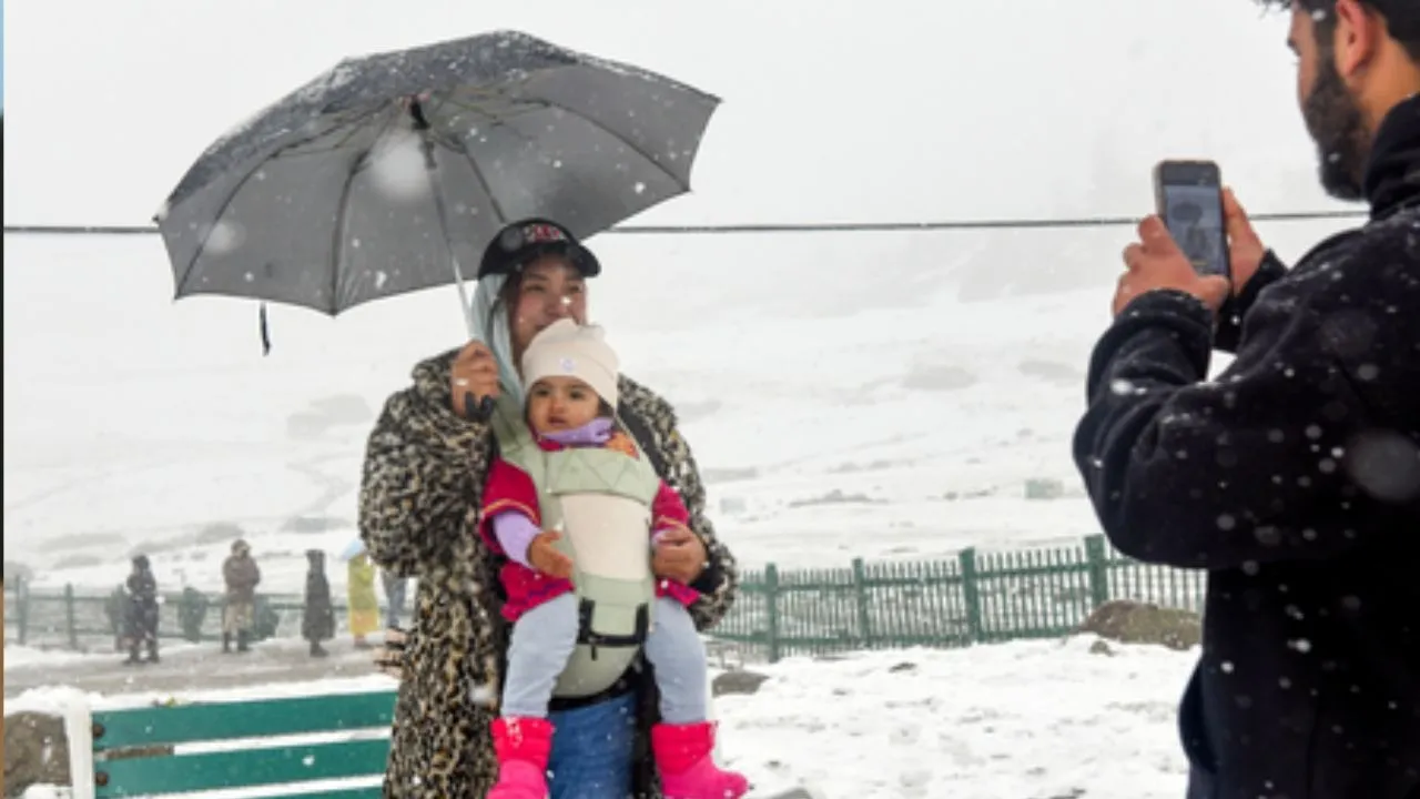 Snowfall in Gulmarg