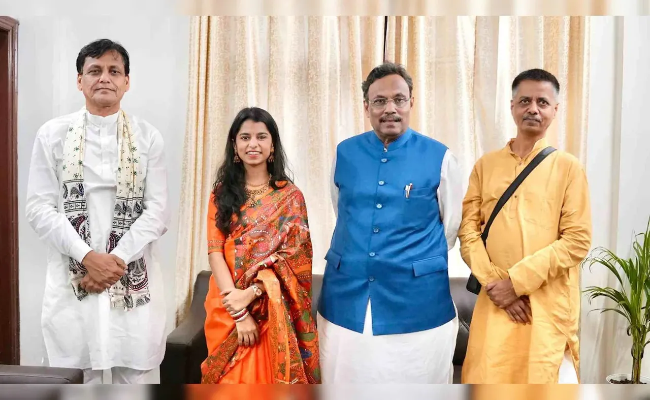 Explainer : 17 की उम्र में वर्ल्ड फेम, अब विधायक बनने का सपना, कौन हैं मैथिली ठाकुर? | यंग भारत न्यूज