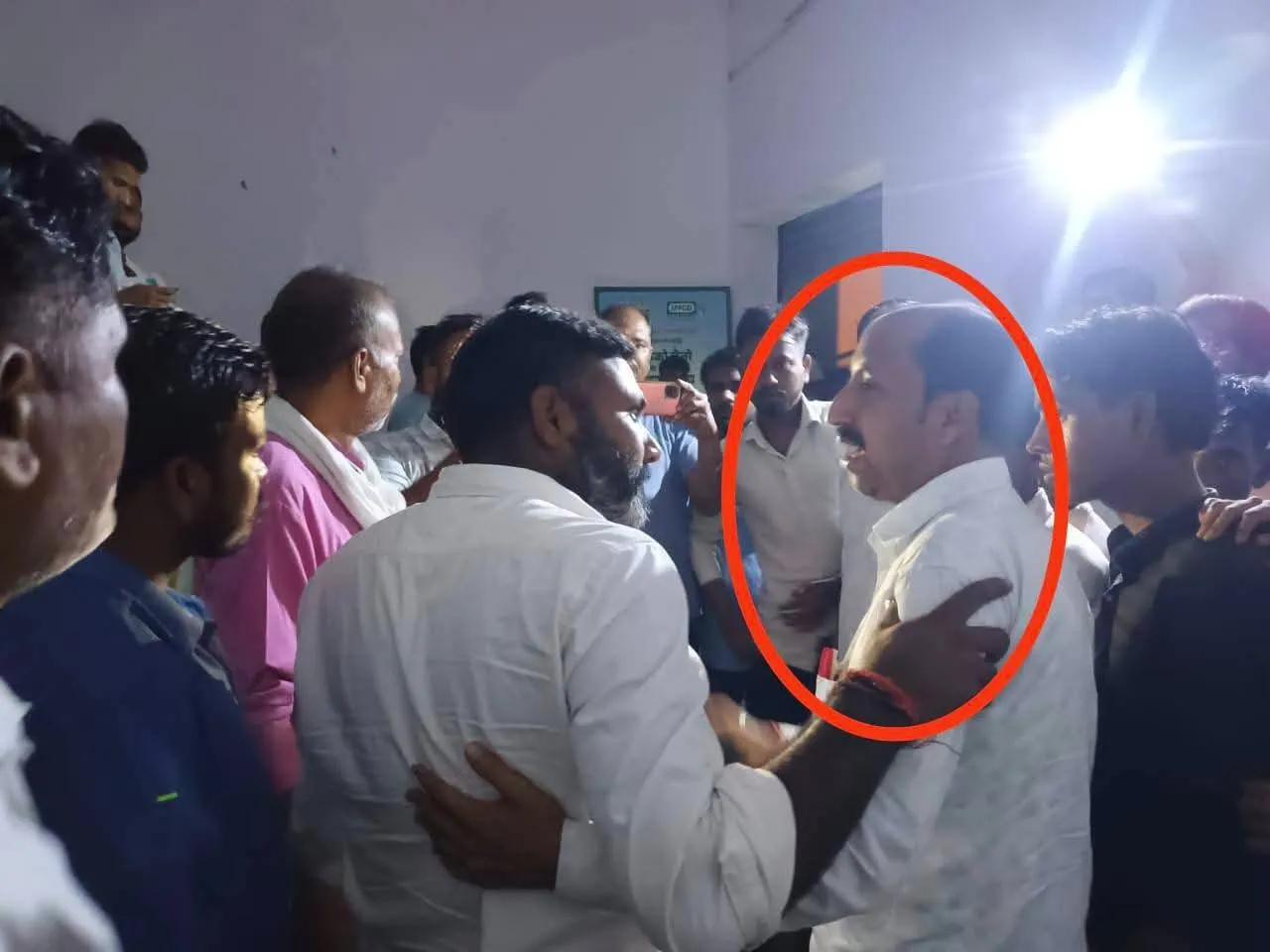 शाहजहांपुर में बरेली मोड के पास ट्रक में आग लगने के बाद लगी भीड