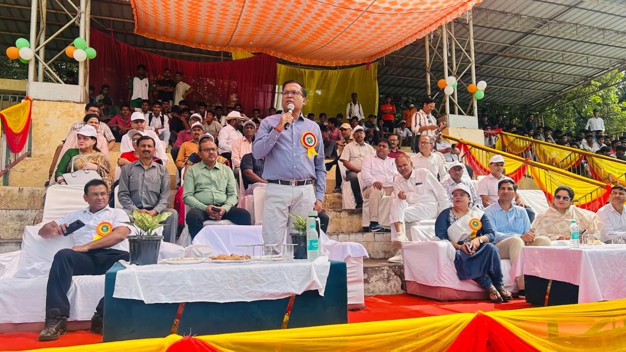 माध्यमिक शिक्षा परिषद की खेलकूद प्रतियोगिता के दौरान संबोधित करते डीएम